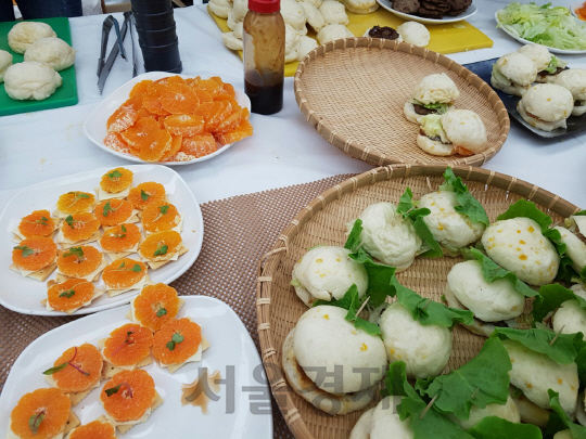 우리나라에서 감귤이 가장 맛있다는 하례리의 지역 특성을 살려 체험해볼 수 있는 감귤 카나페와 감귤 버거./백주연 기자