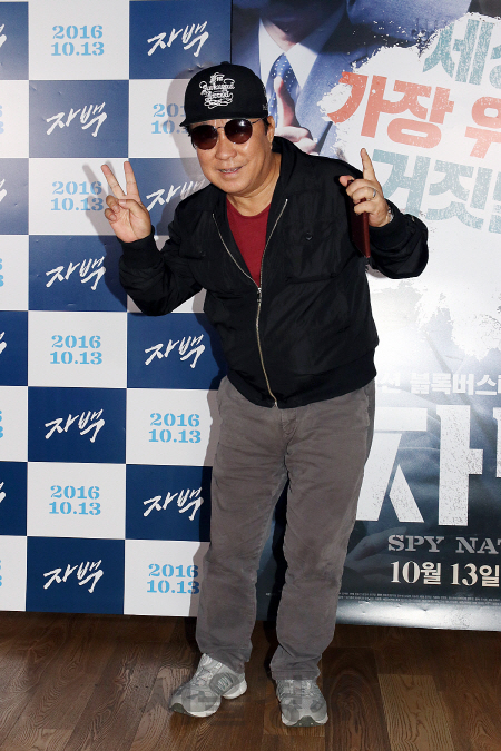 개그맨 임하룡이 5일 오후 서울 메가박스 코엑스에서 열린 ‘자백’ VIP시사회에 참석해 포토타임을 갖고 있다.