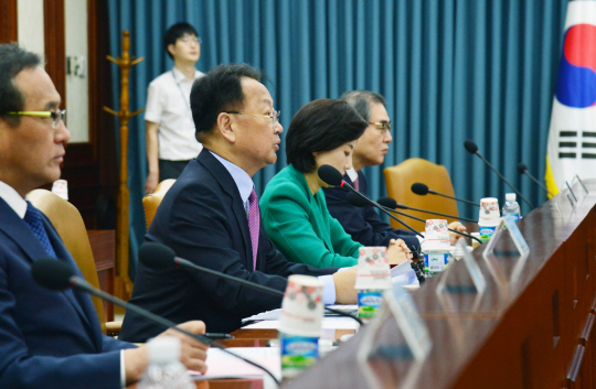 유일호(왼쪽 둘째) 부총리 겸 기획재정부 장관이 6일 정부서울청사에서 열린 경제관계장관회의에서 모두발언을 하고 있다. /사진제공=기획재정부