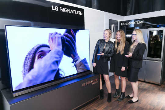 LG전자가 5일(현지시간) 미국 뉴욕 맨해튼에 위치한 록펠러센터에서 개최한 ‘LG 시그니처’ 미국 론칭행사를 개최한 가운데 ‘LG 시그니처’ 체험공간인 ‘LG 시그니처 갤러리’에서 고객들이 ‘LG 시그니처’ 제품을 체험하고 있다/ 사진제공=LG전자