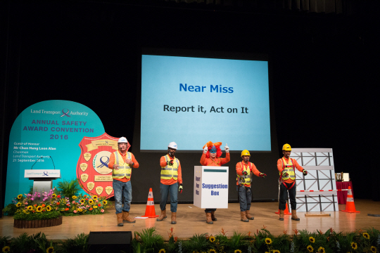 삼성물산 직원들이 싱가포르 육상교통청이 주관한 ‘2016 안전경진대회’에서 발표를 하고 있다. /사진제공=삼성물산