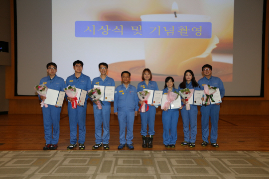 ‘엔지니어 기술 컨퍼런스’ 본선 진출자들과 김학동 포항제철소장(왼쪽 네번째)이 기념촬영을 하고 있다.