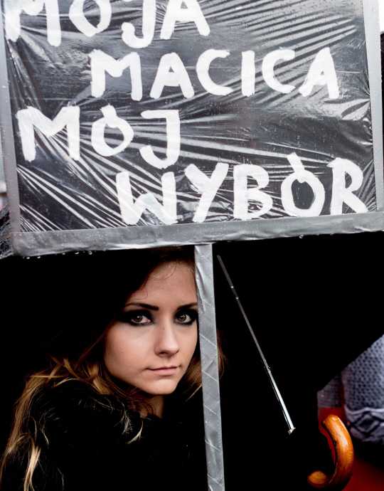 폴란드 정부가 추진 중인 전면적 낙태금지법에 항의하는 한 여성이 3일(현지시간) 카토비체에서 ‘내 자궁은 나의 선택’이라고 적힌 팻말을 들고 시위를 벌이고 있다. 폴란드 정부는 시민들의 대규모 반대 시위에 따라 해당 법안 추진을 포기하는 수순에 들어갔다. /EPA연합뉴스