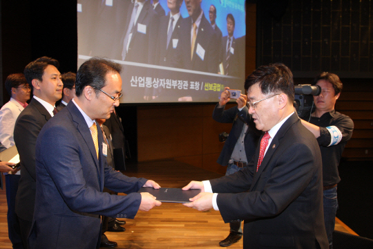 선보공업이 최근 대한상공회의소 국제회의장에서 열린 ‘3차년도 산업혁신운동 성과보고대회’에서 우수모기업상 부문 산업통상자원부 장관 표창을 받았다./사진제공=선보공