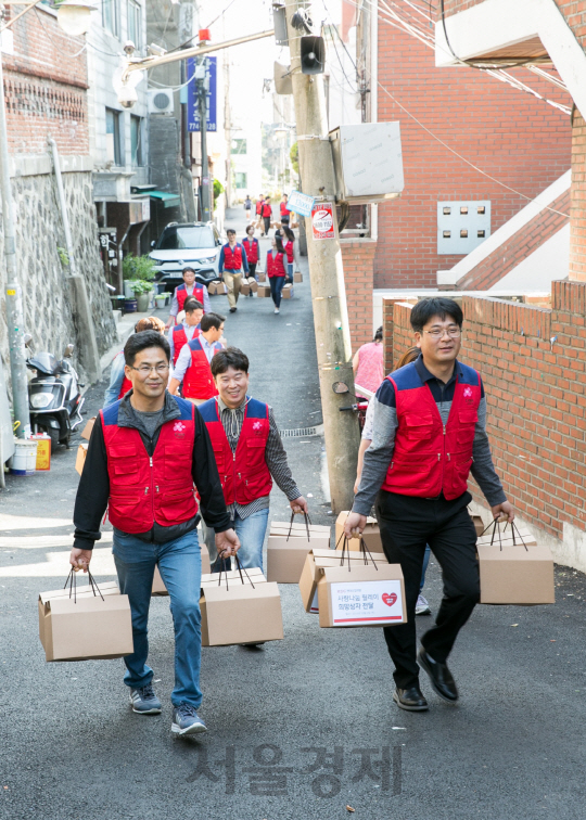 지난 6일 현대산업개발 직원들이 서울 용산구에서 쪽방촌에 선물할 희망상자를 운반하고 있다. 이날 현대산업개발 직원들은 용산지역 소외계층 주민들에게 무료급식을 제공하고 쪽방촌을 찾아 생활필수품을 전달하는 봉사활동을 실시했다. / 사진제공=현대산업개발