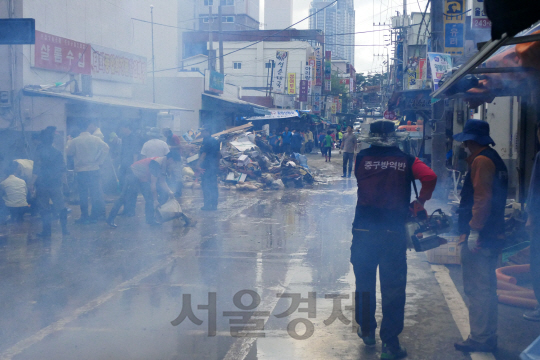 태풍 차바로 인해 침수피해가 발생한 울산 중구 태화동에서 7일 오전 중구청 직원들이 방역을 하고 있다. /울산=장지승기자