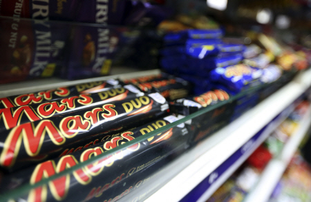 마스의 대표 상품인 ‘마스 듀오’ 초콜릿바가 진열대에 올려져 있다./사진=블룸버그통신