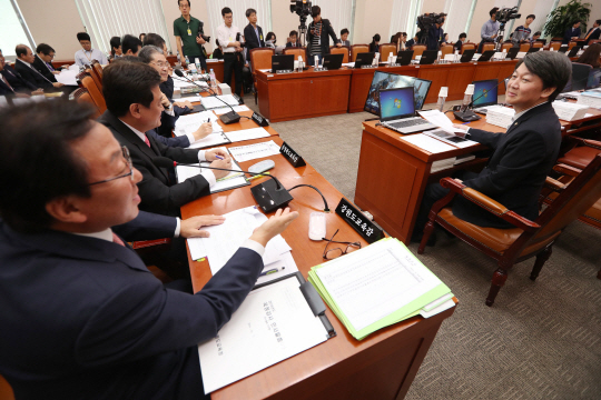 7일 오전 국회 교육문화체육관광위원회의 전국 시도교육청에 대한 국정감사에서 각 급 교육감들이 국감 시작을 기다리며 안철수(오른쪽) 전 국민의당 상임대표와 얘기하고 있다. 교문위는 이날 증인채택 문제를 놓고 여야가 갈등을 벌이며 회의 시작이 다소 늦어졌다. /연합뉴스