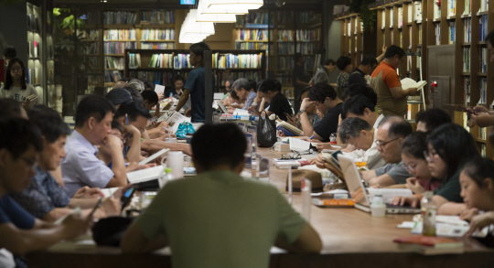 최근 서울의 한 대형서점에서 시민들이 독서를 하고 있다. /서울경제DB