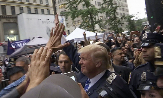 도널드 트럼프 미국 공화당 대선 후보가 8일(현지시간) 뉴욕 트럼프타워 앞에 몰려든 지지자들에게 인사하고 있다./뉴욕=AP연합뉴스