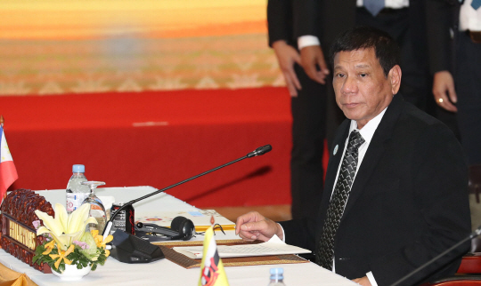 지난 9월 라오스 비엔티안 국립컨벤션센터(NCC)에서 열린 아세안(ASEAN)+3 정상회의에 참석한 필리핀 로드리고 두테르테 대통령의 모습./연합뉴스
