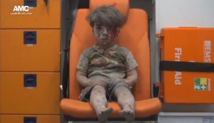 지난 8월 시리아 정부군과 러시아의 알레포 공습 속에 구조된 5세 소년 옴란 다크니시가 울지 않고 무표정하게 병원 의자에 앉아 있다.
