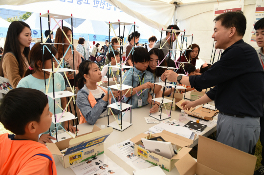 LG연암문화재단이 지난 8일부터 9일 양일간 개최한 ‘영 메이커 페스티벌’에 참여한 학생들이 지진으로부터 안전한 건축물 제작 실습을 하고 있다. /사진제공=LG