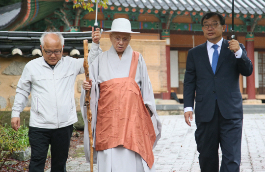 이정현(오른쪽) 새누리당 이정현 대표가 퇴원 후 첫 주말인 8일 전북 김제 금산사를 방문해 송월주(가운데) 스님과 걸으면서 대화하고 있다. /연합뉴스