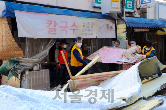 주영섭(왼쪽 두번째) 중기청장이 9일 울산 태화시장을 찾아 피해복구 활동을 펼치고 있다. /사진제공=중소기업청