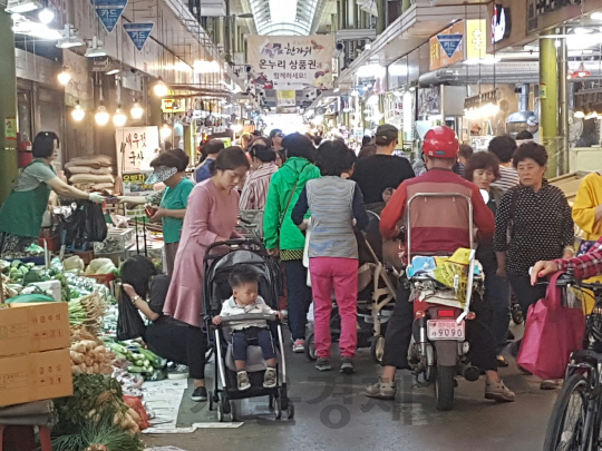 지난 8일 오후 망원시장에서 코리아세일페스타 기념 2시간 반짝 할인 행사가 열리자 저렴하게 상품을 구입하기 위한 손님들로 붐비고 있다./백주연 기자