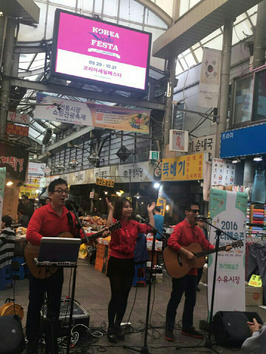 9일 오후 서울 수유시장 중앙에서 코리아세일페스타를 기념해 열린 길거리 노래 공연 행사에서 가수들이 노래를 하며 고객들을 즐겁게 하고 있다./백주연 기자