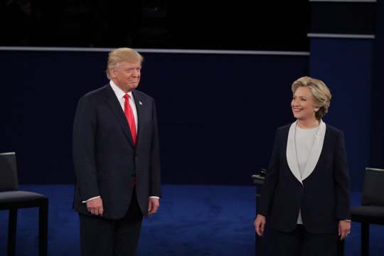 미국 대통령선거의 민주당 후보인 힐러리 클린턴(오른쪽)과 공화당 후보 도널드 트럼프. /세인트루이스=AFP연합뉴스