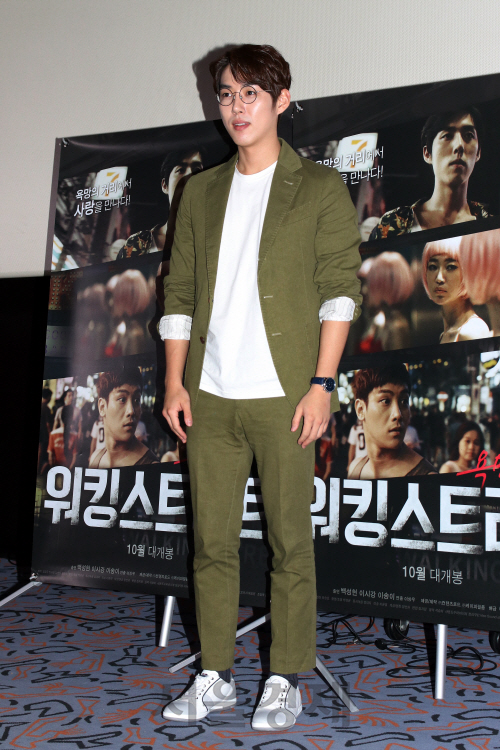 배우 백성현이 영화 ‘워킹 스트리트’ 언론시사회에 참석해 포토타임을 갖고 있다.