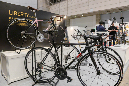 최근 윈앤윈은 양궁장비 시장에서의 성공을 기반으로 자전거 시장에 도전장을 던졌다. 사진은 윈앤윈의 자전거 브랜드 ‘위아위스’의 나노 카본 자전거.