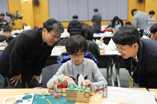 지난해 한국기계연구원 주최로 열린 ‘2015 KIMM 과학꿈나무 기계제작대회’ 본선에서 한 참가자가 조형물을 만들고 있다. /사진제공=한국기계연구원