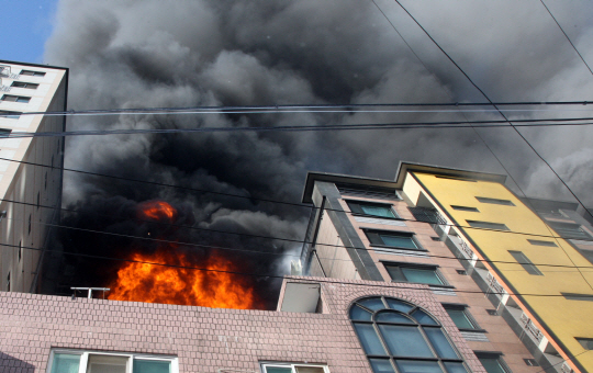 지난해 1월 경기도 의정부시 의정부동 아파트 건물에서 불길이 거세게 치솟고 있다. 이 건물에는 스프링클러가 설치돼 있지 않았다.  /연합뉴스