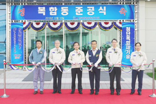 한국항공우주산업(KAI)이 10일 경남 사천 본사에서 가진 항공 복합재 전용 공장 준공식에 하성용(왼쪽 세번째) 사장 등이 참석해 포즈를 취하고 있다. /사진제공=KAI