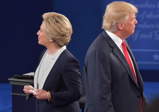 미 대선 2차 TV토론에서 치열한 공방을 펼친 힐러리 클린턴과 도널드 트럼프/UPI 연합뉴스