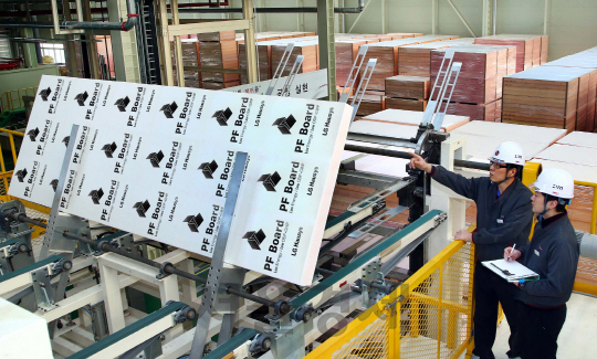 LG하우시스 직원들이 충청북도 옥산에 있는 PF단열재 생산라인에서 제품을 살펴보고 있다. /사진제공=LG하우시스