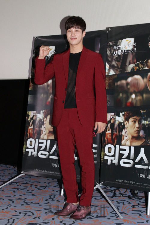 배우 이시강이 영화 ‘워킹 스트리트’ 언론시사회에 참석해 포토타임을 갖고 있다.