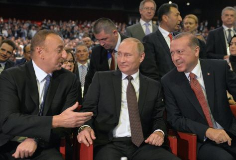 10일(현지시간) 터키 이스탄불에서 열린 세계에너지총회에 참석한 블라디미르 푸틴(가운데) 러시아 대통령이 일함 알리예프(왼쪽) 아제르바이잔 대통령, 레제프 타이이프 에르도안 터키 대통령과 담소를 나누고 있다. /이스탄불= AP연합뉴스