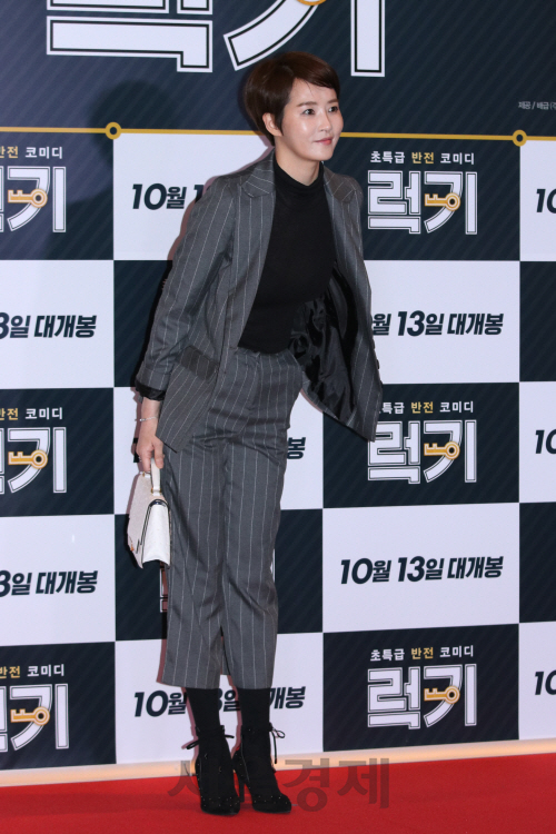 배우 김선아가 영화 ‘럭키’ VIP 시사회에 참석해 포즈를 취하고 있다.