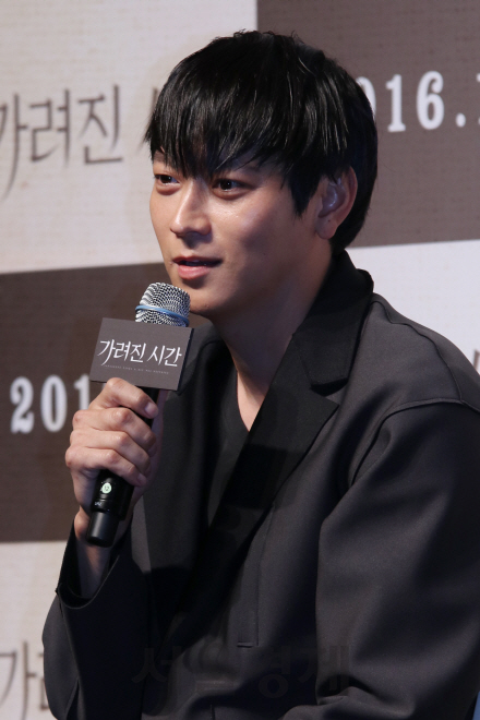 배우 강동원이 영화 ‘가려진 시간’ 제작보고회에 참석해 인사말을 하고 있다.