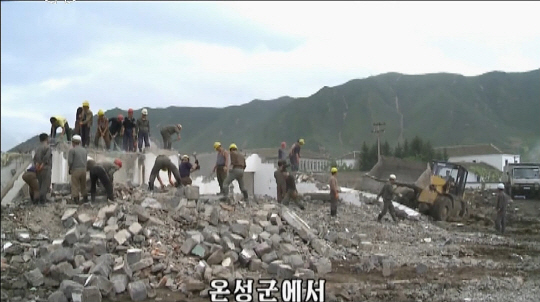 함경북도안의 건설자들이 홍수 피해를 입은 온성군 남양노동자구에서 복구전투를 벌이고 있다고 조선중앙TV가 지난달 18일 보도했다./연합뉴스
