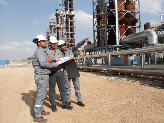 한국전력이 요르단 암만 인근에 건설에 운영하고 있는 화력발전소에서 직원들이 시설을 점검하고 있다./서울경제DB