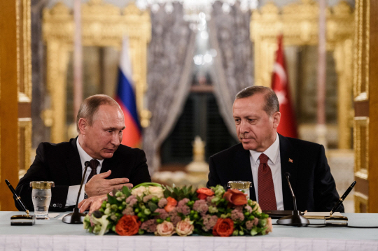 10일(현지시간) 기자회견에 참석한 블라디미르 푸틴(왼쪽) 러시아 대통령이 레제프 타이이프 에르도안 터키 대통령에 대화를 나누고 있다. /이스탄불=AFP연합뉴스