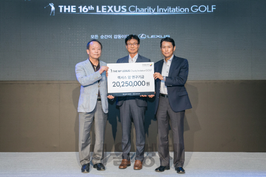 10일 요시다 아키히사(오른쪽 첫번째) 렉서스 사장이 고객 초청 자선 골프대회로 마련된 기금을 국립암센터에 전달하고 있다. /사진제공=렉서스코리아