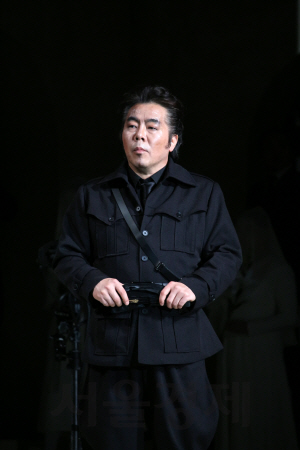 스카르피아 역을 맡은 고성현이 오페라 ‘토스카’ 프레스콜에서 장면을 시연하고 있다.
