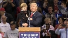 11일(한국시간) 펜실베니아 유세 현장에 나타난 트럼프와 똑같은 모습의 아기.사진=영상캡처