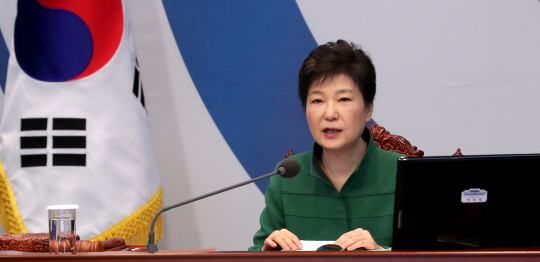 박근혜 대통령이 11일 오전 청와대-세종청사 간 영상국무회의에서 발언하고 있다./연합뉴스