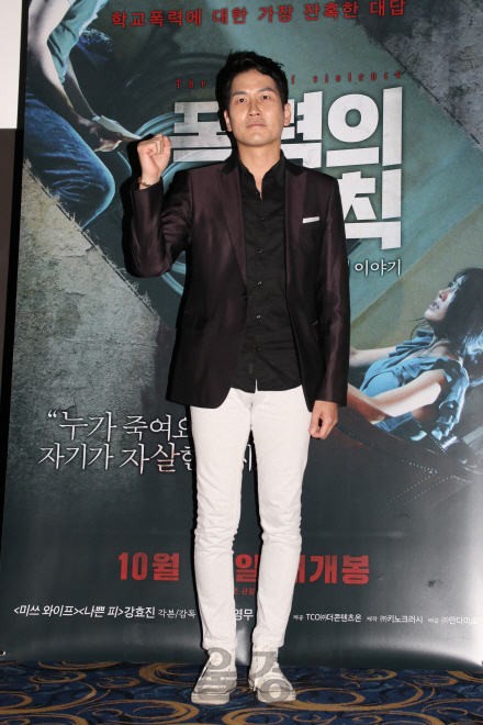 배우 김영무가 영화 ‘폭력의 법칙’ 언론시사회에 참석해 포토타임을 갖고 있다.