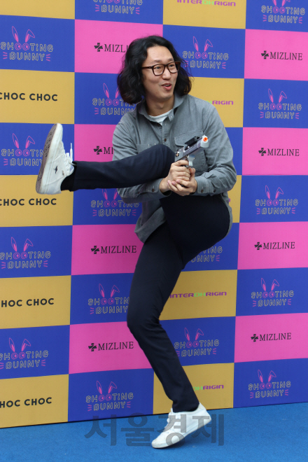 개그맨 김경진이 포토타임을 갖고 있다.