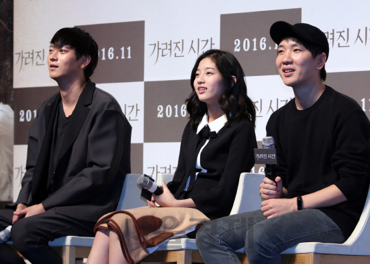 배우 강동원과 신은수, 엄태화 감독이 영화 ‘가려진 시간’ 제작보고회에 참석했다.