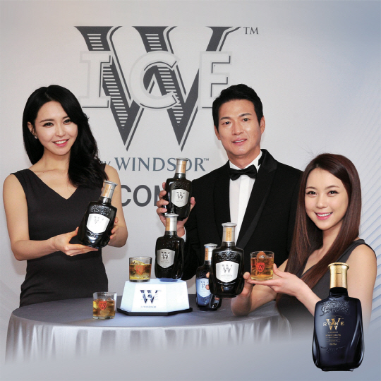 조길수 디아지오코리아 대표(가운데)가 윈저 W아이스 제품을 소개하고 있다.
