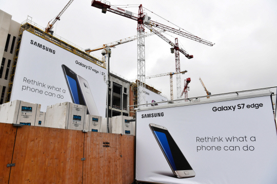 11일(현지시간) 독일 베를린 시내에 ‘스마트폰이 할 수 있는 것을 다시 생각한다’는 문구가 적힌 삼성전자의 갤럭시노트7 광고판이 설치돼있다. /베를린=AFP연합뉴스