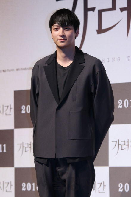 배우 강동원이 영화 ‘가려진 시간’ 제작보고회에 참석해서 포토타임을 갖고 있다.