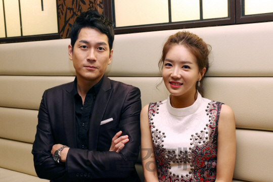 배우 김영무와 한여울이 영화 ‘폭력의 법칙’ 언론시사회후 인터뷰 사진을 찍고 있다.