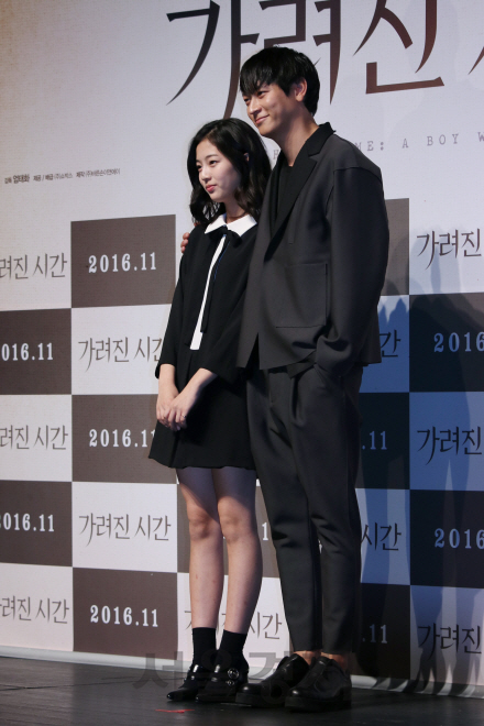 배우 강동원과 신은수가 영화 ‘가려진 시간’ 제작보고회에 참석해서 포토타임을 갖고 있다.