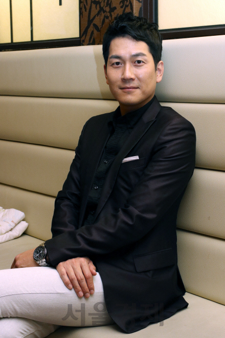 배우 김영무가 영화 ‘폭력의 법칙’ 언론시사회후 인터뷰 사진을 찍고 있다.
