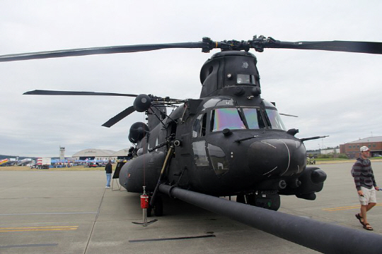 미 육군이 운용하는 MH-47G 특수전용 헬기. 무장병력 40명이 탑승할 수 있다. 공중급유 장치와 지형 레이더 등이 달려 CH-47보다 가격이 두 배 이상 비싸다.